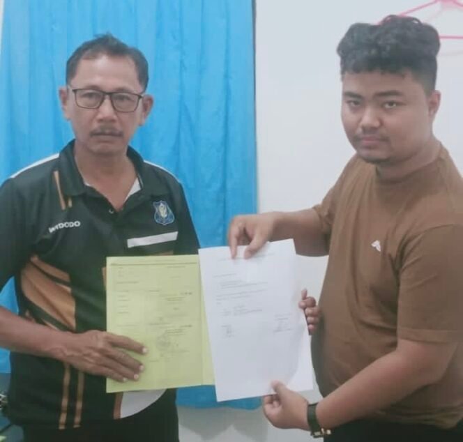 
 Fahriyan Eko Santosa Serahkan SHM Tanah. (Doc:Gus)