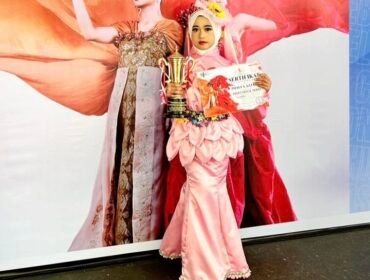 Madrasah Ibtidaiyah (MI) Al Ikhlas Doyo Baru, Zhalfa Azzahra (8), sukses menembus panggung runway nasional sebagai model profesional. (Doc:tw7)