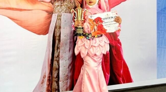 Madrasah Ibtidaiyah (MI) Al Ikhlas Doyo Baru, Zhalfa Azzahra (8), sukses menembus panggung runway nasional sebagai model profesional. (Doc:tw7)
