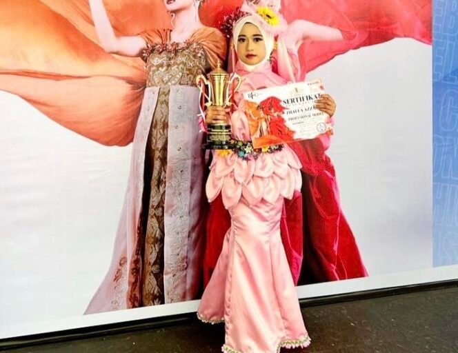 
 Madrasah Ibtidaiyah (MI) Al Ikhlas Doyo Baru, Zhalfa Azzahra (8), sukses menembus panggung runway nasional sebagai model profesional. (Doc:tw7)